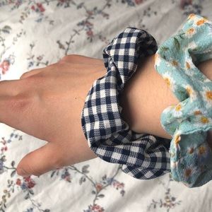 AMERICAN EAGLE SCRUNCHIES